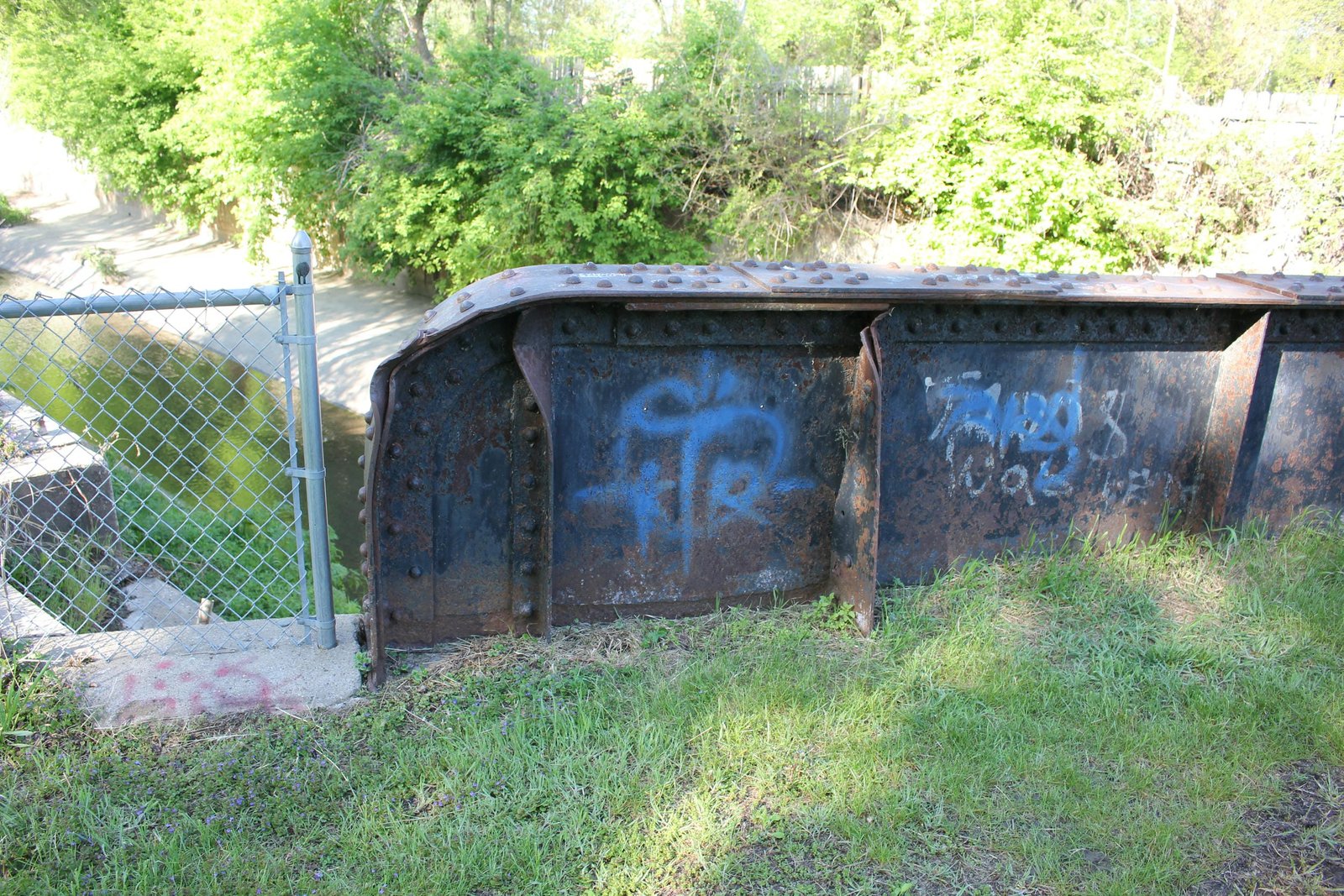 Girder end